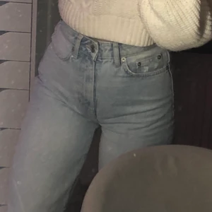 Visa ljusblå jeans - Verkligen jättefina ljusblå jeans som går enda ner till hälarna på mig som är 165, älskar de men de är lite för små i midjan på mig