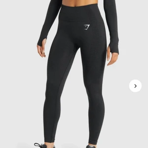 VITAL SEAMLESS LEGGINGS 2.0 - Vital seamless leggings 2.0 svart. Väldigt bra skick då dem endast är använda ett fåtal gånger. (lägger upp på nytt pga oseriös köpare). Kommer inte gå ner i pris förutom om de köps fler plagg samtidigt ☺️