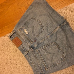Levis jeanskjol - Leviskjol, använd men inga märkbara slitage. Stl 25, motsvarar ca xxs-xs. Säljer då den är för kort för mig. 150 kr ⭐️