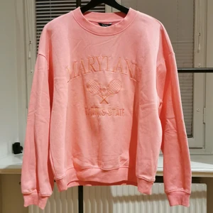 Monki candy pink sweatshirt - Sweatshirt med broderi