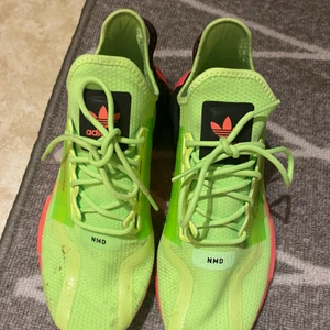 Adidas NMD  - Sparsamt använda ett femtal gånger, säljes då de inte används Nypris 1300kr. Storlek 42.  Köparen står för frakten om de ska skickas. Vid avhämtning sker det runt Eskilstuna.   Betalning sker innan det skickas eller på plats vid avhämtning.   Skriv gärna ett meddelande vid intresse eller några frågor. Mvh Todd