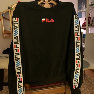 Fila-sweater strl S - Säljer min svarta Fila-tröja i storlek S. Kan mötas upp eller skicka!