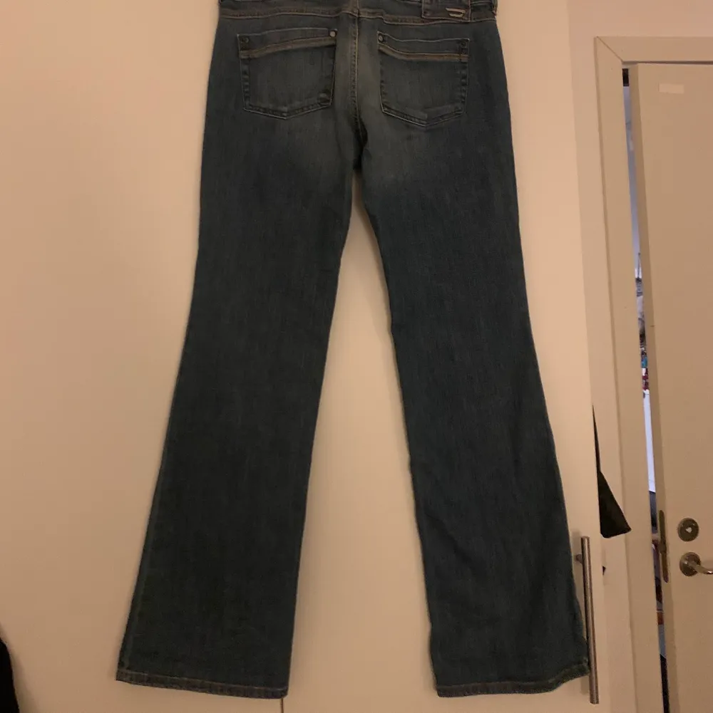 Skitsnygga lågmidjade jeans som tyvär är alldeles för långa på mig. De är 83cm i midjan och 81cm i innerlåret. Budgivning sker vid hög efterfrågan!!! skriv gärna om ni har frågor❣️. Jeans & Byxor.