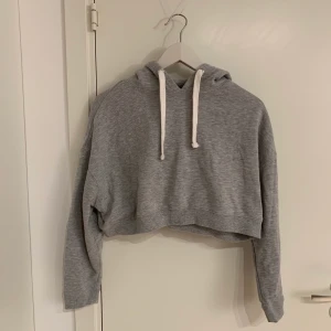 Grå croppad hoodie från Bik Bok - Grå croppad hoodie från Bik Bok i strl S i fint skick. 
