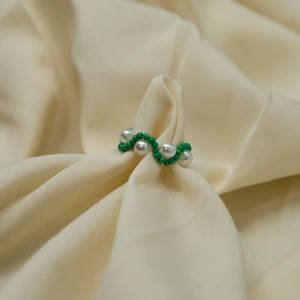 Pärlring  - en simpel pärlring som finns i 24 olika nyanser. skriv i DM om ni vill beställa och i vilken färg ni vill ha ringen i. finns i storlekarna xs/s och M/L