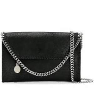 Intressekoll på min Stella McCartney liknande väska och plånbok som medföljer. Väldigt bra kvalitet, som ny! 