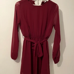 Klänning - Jättefin klänning från NAKD som använts vid ett tillfälle bara! Storlek XS. Perfekt till julen. Pris 150kr och köpare står för frakt 💕