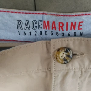 Kortbyxor biege - Fina kortbyxor som aldrig använts, ditter rakt och fint på kroppen. Chinos kvalité 