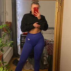 Träningstights - Fina tights från Womens Best! Lite blå/lila i färgen och sitter snyggt! Bara använd 1-2 gånger så i perfekt skick