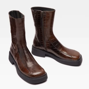 miista sandrina boots!!! - statement piece! super snygga och HELT NYA boots från Miista! äkta läder, unik rödbrun färg, kostar ca 2100 men säljer för 1500. kommer med orginalbox 😈