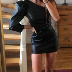 NYÅRSKLÄNNING - den perfekta klänningen till nyår i skinn!!