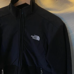 North Face Denali Fleece - En vintage north face denali fleece. Jättefint skick, har använt den enstaka gånger. Står XL på taggen men sitter som en M. Kan skickas eller mötas upp i Malmö 🥰 pris kan diskuteras!