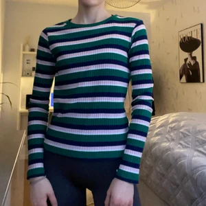 Långärmad tröja - En varm, långärmad tröja i bra skick från bikbok. Storlek XS men skulle säga att den sitter mer som en S. Säljer då den inte längre kommer till användning. Kostnad = pris+frakt. Vid frågor är det bara att skriva💞