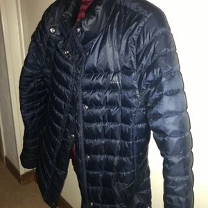 Blå Gant jacka  - I använt skick, jättefin utan några anmärkningar. Den är liiite stor för mig som vanligtvis har S så kanske passar en liten M bättre men beror på hur tajt man vill att den ska sitta.. 