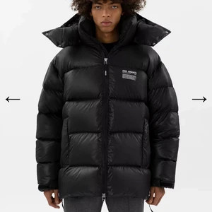 Axel Arigato jacka - Säljer denna superfina och varma jacka som endast har använts 3gånger. Priset kan diskuteras vid snabb affär. OBS! Köparen står för frakt (100kr) 