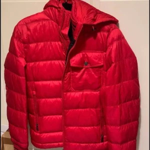 Hugo boss vinterjacka - Storlek M. Nypris 3500kr. Pris går att diskutera