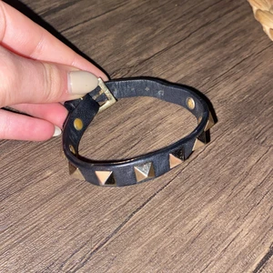 Valentino armband - Säljer mitt fina valentino armband, är använt men i fint skick.💗