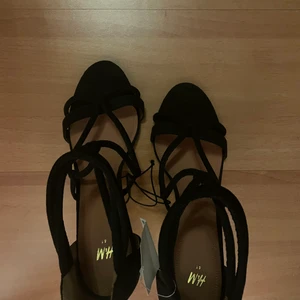 Skor - Storlek 41. En köpt i Hm och ett par från Zara. Aldrig använda. 100 för båda