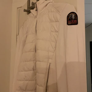 Äkta vit parajumper jacka , med luva - Storlek S, bra skick och inga defekter. 