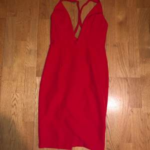 Använd 1 gång❤️ de är köpte fint röd klänning som krammar kroppen när man har den på sig och den är stretchig, bak sidan så fins de en dragkedja🤍😊❤️ som en ny ingen skada 🤍😊 storlek 34