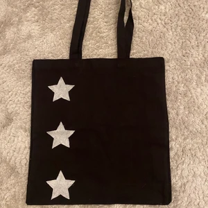 Tygkasse i reflex⭐️ - Svart tygkasse med reflex tryck ⭐️ Tål handtvätt ⭐️ Reflekterar ljus i mörker ⭐️ 