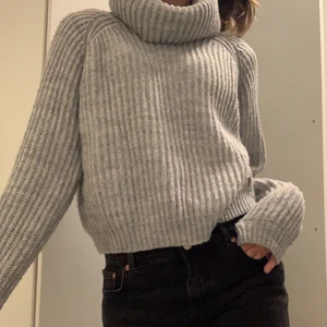 Stickad tröja!  - Stickad grå/blå stickad tröja från Kappahl! 🤩⚡️skön och perfekt till vintern!  samfraktar samt kan fixa paketpris vid köp av flera saker, så kolla gärna in mina övriga annonser! 