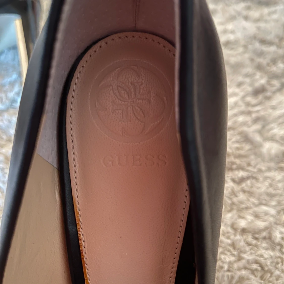 Guess oanvända skinn pumps stl38  - 91