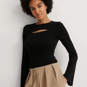 Trumpetärmad topp med utskurna detaljer - Köpt på NAKD för 250kr. Använd en gång, i nyskick. Säljer då jag ej får användning för den. Storlek S. 