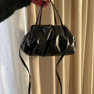 Väska från Zara! - En fin väska som passar till mycket. Använd ett par gånger. Har både ett kort band och ett långt som går att ta av om man vill🤍