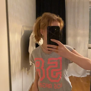 T-shorts med tryck - 🌸Grå skön t-shorts med rosa tryck ”58 Los Angeles” 👚