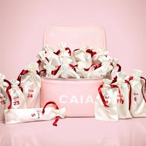 Caia julkalender  - Julkalender från caia❤️ Helt oöppnade produkter, alla luckor finns med och är i toppskick. Köpte två så säljer därför ena, frakt tillkommer☺️