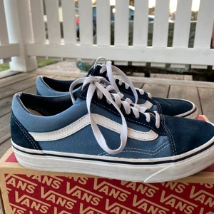 Vans old skool  - Säljer mina fina blå Vans old skool pga köpt nya i annan färg!! Riktigt snygga, speciellt till blåa jeans!! Fint skick som endast är använda ett fåtal gånger!! Säljer från 200kr eller köp nu 300kr! Vill du ha fler bilder eller någon fråga är det bara att skriva!! 💙💙 