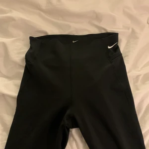 Nike tights - Sparsamt använda, hög midja strl S. Jättesköna!! Nypris:500, köpare står för frakt❤️ (jag är 168 lång)