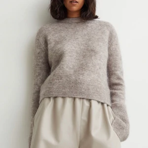 Stickad mohair tröja  - Säljer denna populära tröja från hm, den är finstickad i ull och mohairblandning. Helt slutsåld på hemsidan. Nyskick!!! 🤩 Kan frakta om köparen står för kostnaden 🚚 Hör av er vid frågor ❤️ nypris 500kr!