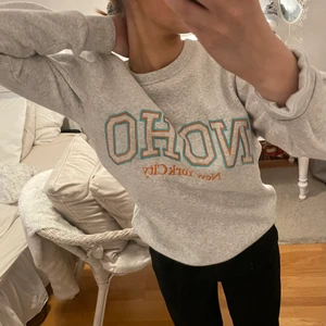 Tröja - Superfin!! Små små rosa fläckar från missfärgning men inget man ser om man inte vet om det eller knappt det för den delen. 50kr +frakt 🚚 📦 