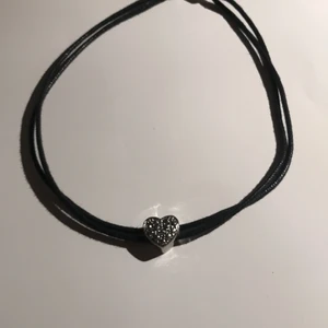Halsband - Halsband svart med ett silver hjärta gullit :))
