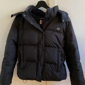 Levis vinter jacka  - Säljer denna vinter jacka, köptes för 1 månad senad och är som ny. Säljer då den är för stor för mig storlek S 