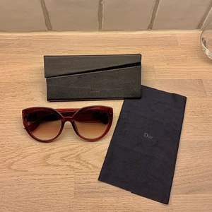 Christian Dior Solglasögon - Hjälper min mamma att sälja dessa lyxiga snyggingar! De är i använt skick men har inga skador mer än små, små, små repor på ramen. Nypris ca. 3500:- ♥️