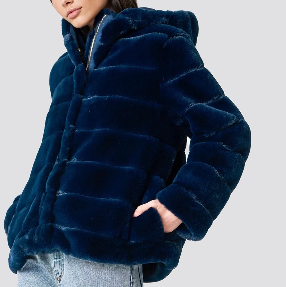 Säljer min saba jacket från samsoe samsoe i storlek S💙 Den är super mysig och den är i en mörkblå färg✨💙 Passar även som en M. Jackor.
