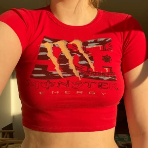 Monster energy babytee  - HÖGSTA BUD: 120kr❤️❤️ Sjukaste Monster energy babyteen i röd färg. Passar storlek XS-liten S❤️❤️ Gott second hand skick, viss tecken på användning finns. 