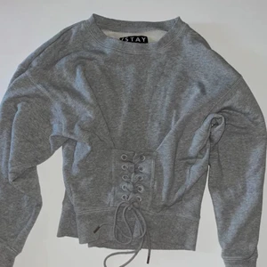 Grå Tröja  - Kmr överens om pris i dm och mer info där!!