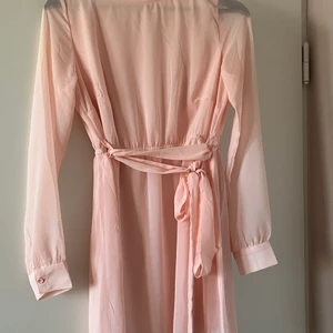 Klänning NAKD 34 - en fin sommarklänning från NAKD i storlek 34. då jag inte använder den så ska jag sälja den. har användt klänningen endast en gång på en skolavslutning.