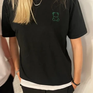 Friendlypanda  - Den svarta t-shirt 