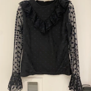 ✨Jätte fin tröja✨ - En jätte fin tröja med fina detaljer. Perfekt till festliga tillfällen eller bara hemma💫väldigt oanvänd 