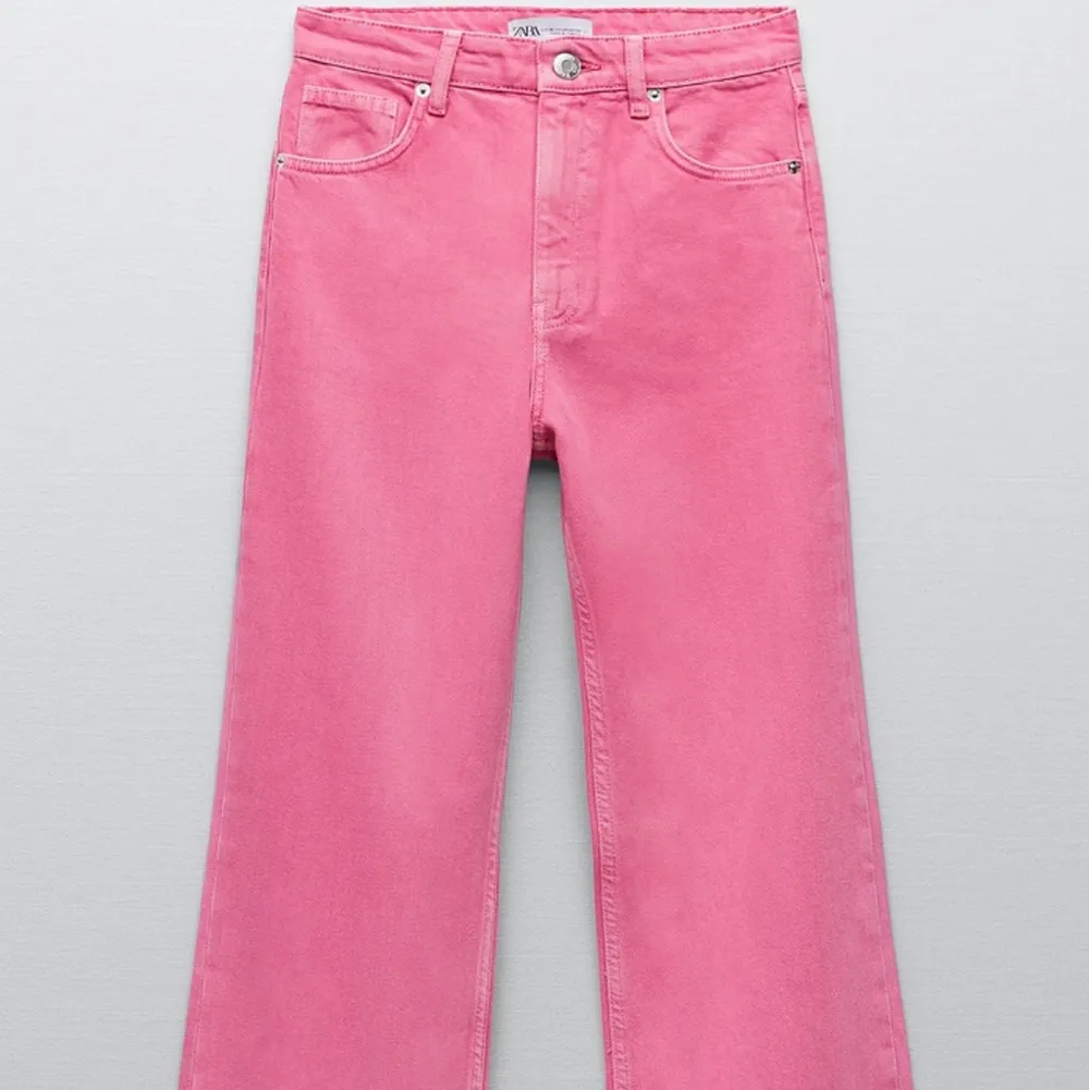 Ett par jättefina rosa jeans från Zara. De är långa och raka i modellen. Jeansen är i fint skick. Säljer då de är för små för mig. Kontakta mig gärna för fler bilder eller info. Köparen står för frakten.. Jeans & Byxor.