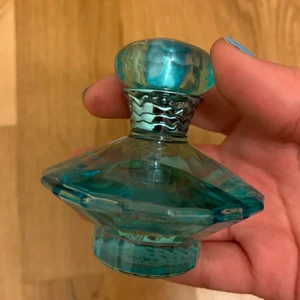 parfym från britney spears curious - britney spears curious parfym. oanvänd. 30 ml. nypris ca 250kr köparen står för frakten🥰