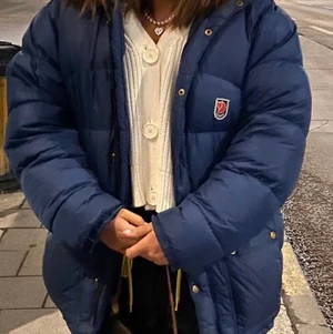 Fjällrävenjacka  - Säljer nu min fjällräven jacka i storlek S, köpt förra vintern på deras hemsida. Jackan är i super fint skick och är i princip som ny i och med att jag använt den ca ett tiotal gånger. Nypris: 6000kr 💕 buda privat, vid stort intresse kan det bli budgivning. Direkt pris: 5000kr  högsta bud: 5600