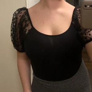 Topp/blus - Söt tröja, säljer för den inte anvönds. Body!! Passar många olika storlekar då den är stretch.💕