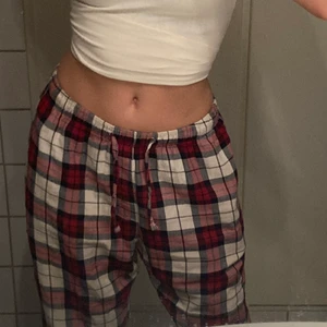 Pjamas byxor 🥰⚡️😊 - Snygga och populära pyjamasbyxor! Sparsamt använda och är perfekt långa för folk under 170 cm💕