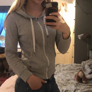Snygg grå hoodie - Så snygg hoodie från ONLY, tyvärr för liten för mig i armarna o för kort men sitter annars supersnyggt! 